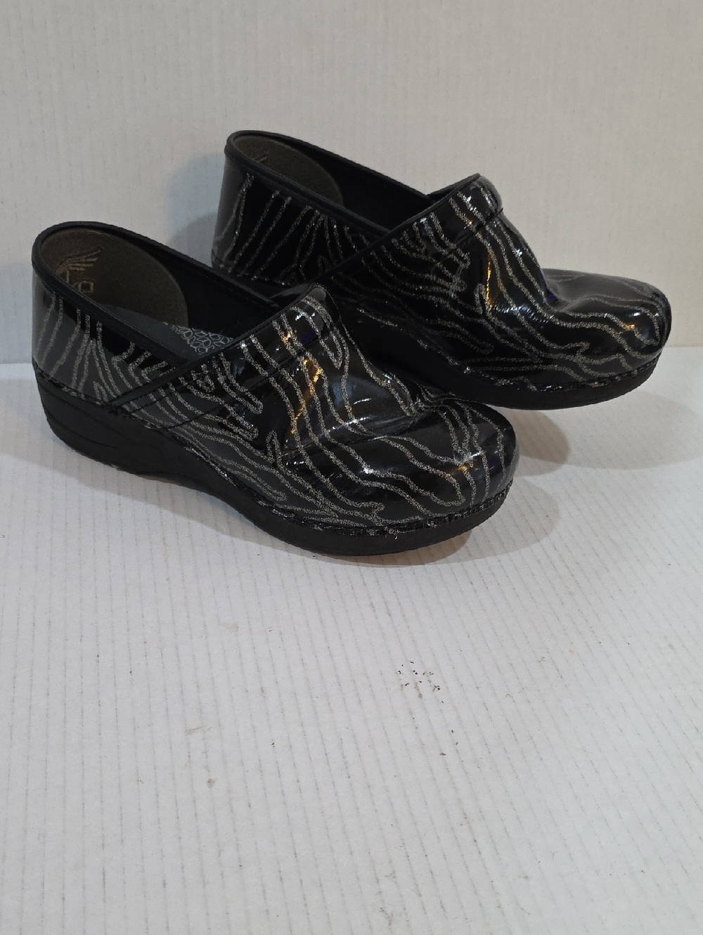 Dansko XP 2.0 Women's Black Zebra-Print Clogs with Silver Accents Size 8